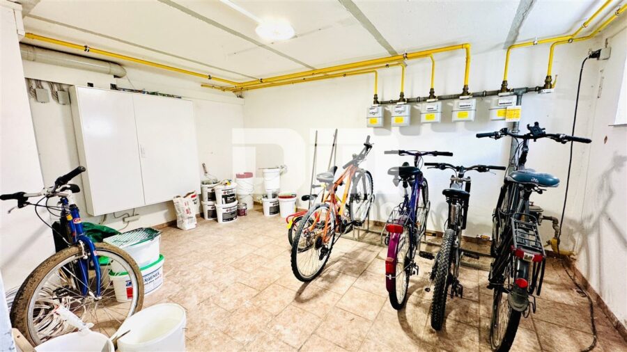 Helle modernisierte Wohnung im 1. OG eines gepfl. Mehrfamilienhauses mit Garage und Kellerraum - Versorgungskeller / Fahrradkeller